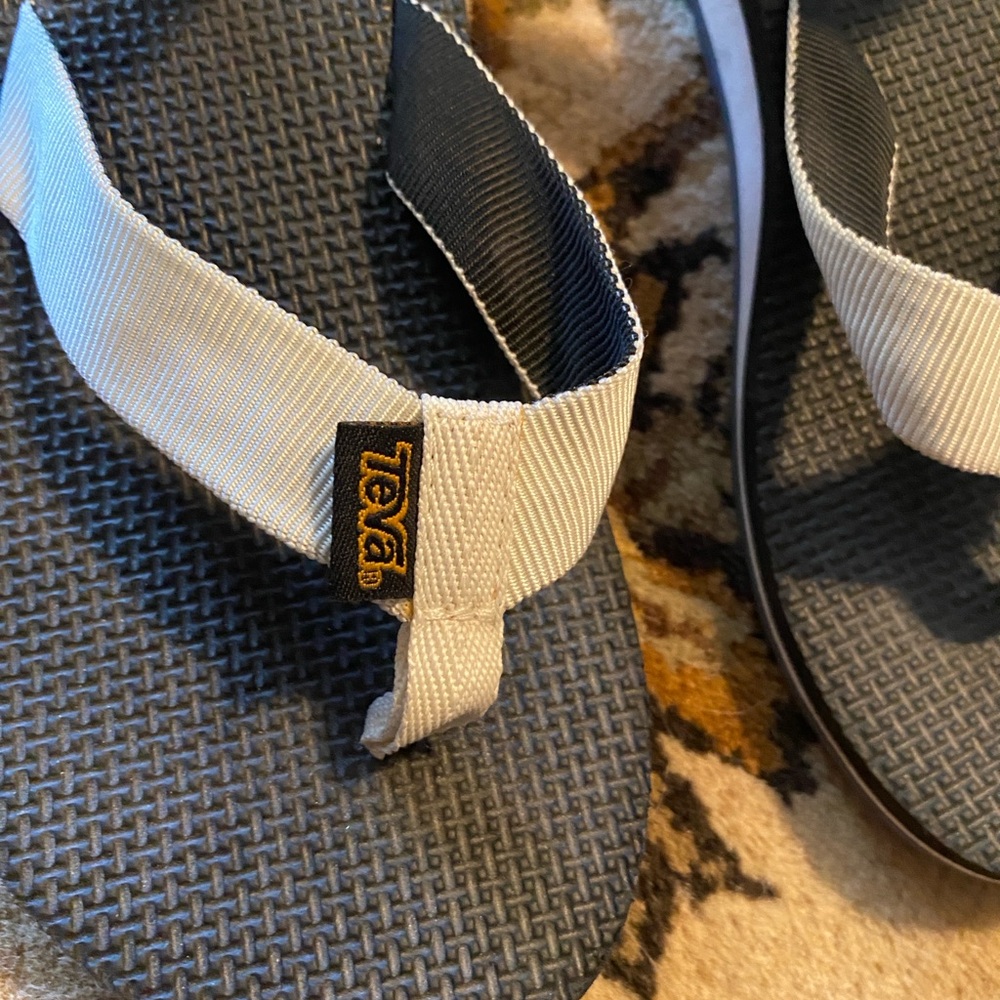 Teva Black and White Striped Sandals flip flop style size 6 like new - Picture 2 of 7